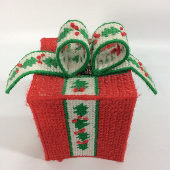 Vintage Plastic Canvas Christmas Gift Tissue Box Cover Holder - Picture 3 of 8